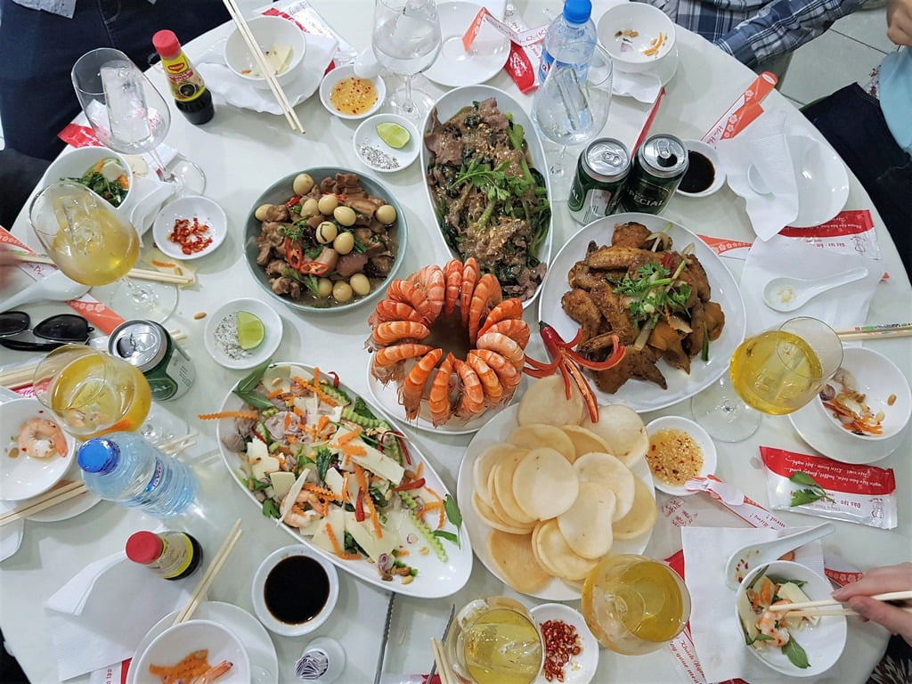 Cách bày bàn ăn kiểu Việt Nam đơn giản, chuyên nghiệp