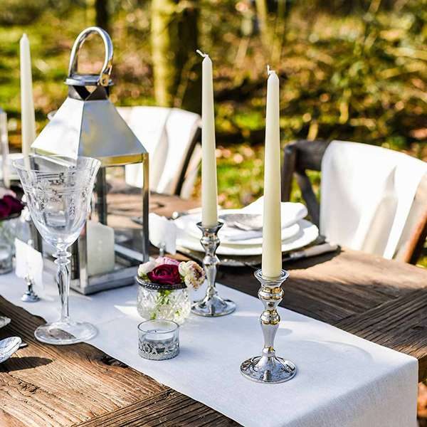 Cách trang trí bàn ăn đẹp với nến giúp mang lại không gian lãng mạn